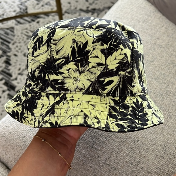 lululemon athletica Accessories - 💥FLASH SALE 💥 Lululemon reversible, bucket hat